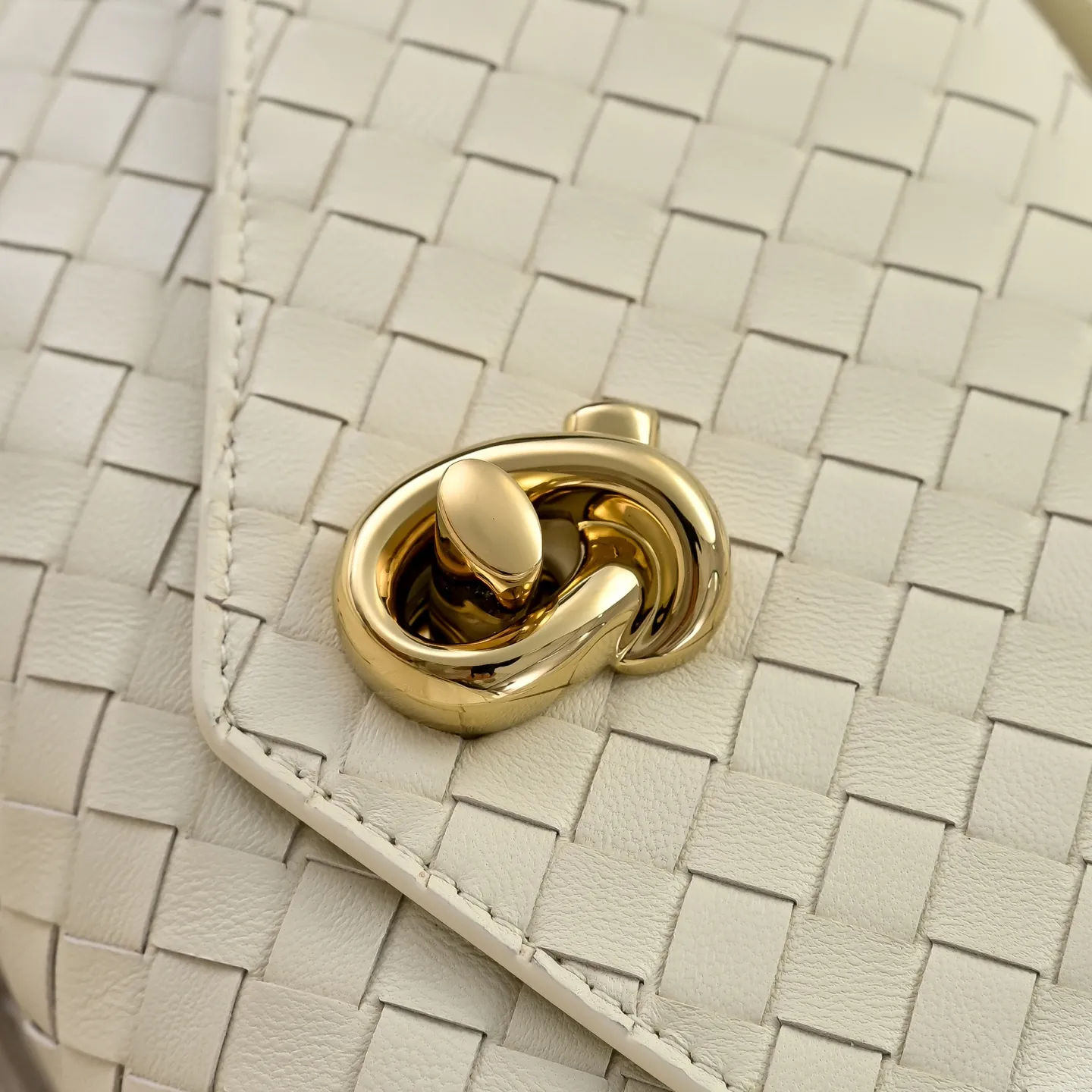 Batch 1660 #Bv new Knot Lock crossbody bag 🎈2025 early spring kont lock new series is hot on the market 🔥The brand's classic weaving process, with kont's metal rotating buttons, are exquisite and eye-catching, which is a luxurious embellishment of details. The upper body is elegant and elegant, with internal double compartments + card slots + back compartment. Super versatile, multiple carrying methods, detachable shoulder strap, portable/shoulder/cross-body, retro and fashionable, easy to carry with exquisite old-line style🫴 Model: 7191 Size: 25x16x5.5